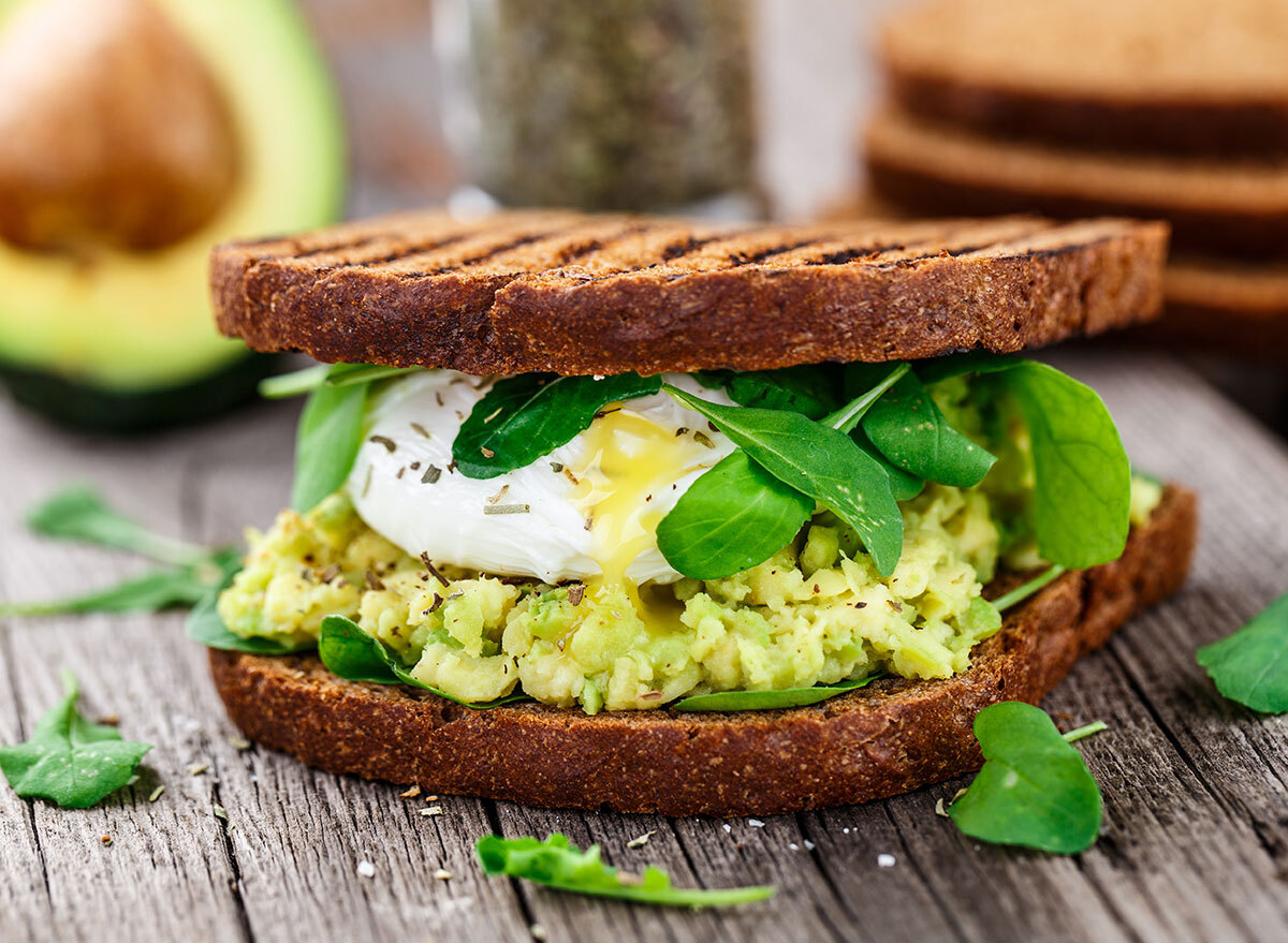 egg sandwich avocado