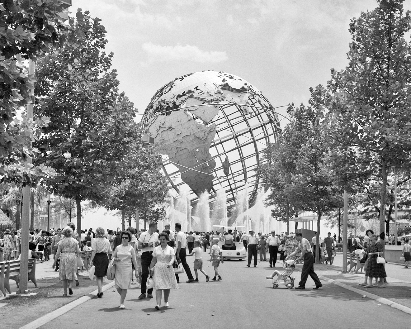 black and white photo of tourists at the world's fair in new york