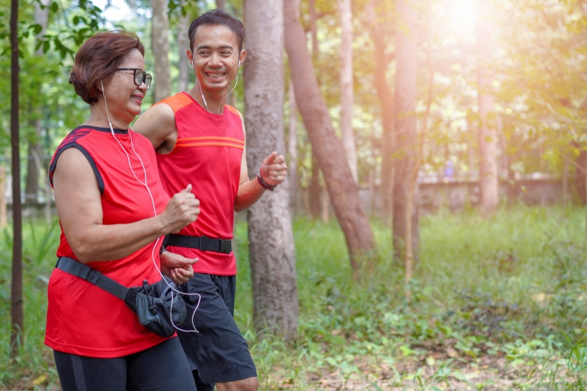 woman and man running together habits that slow down aging