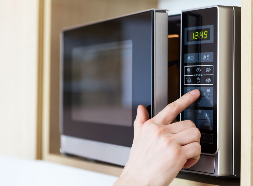 woman using a microwave