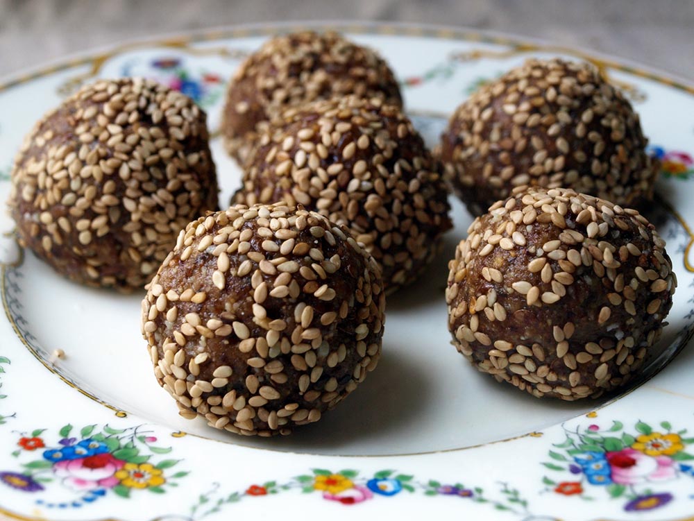 Seeds&Nuts balls - 10 Healthy but Delicious Desserts You Should Try