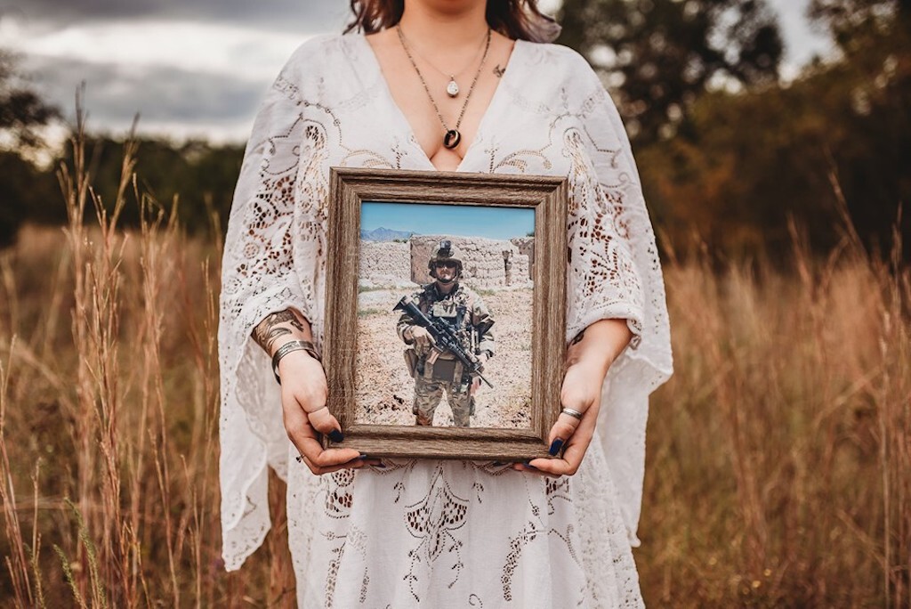 mother-to-be photoshoot for military husband killed in action