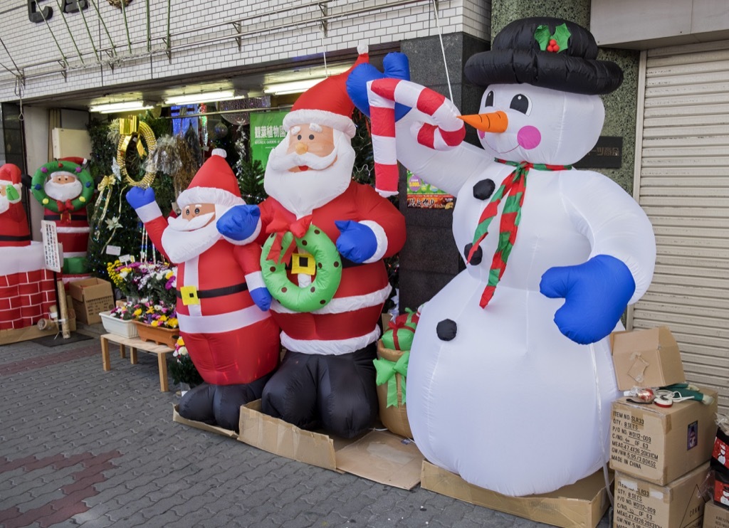 inflatable decorations are bad xmas tradition