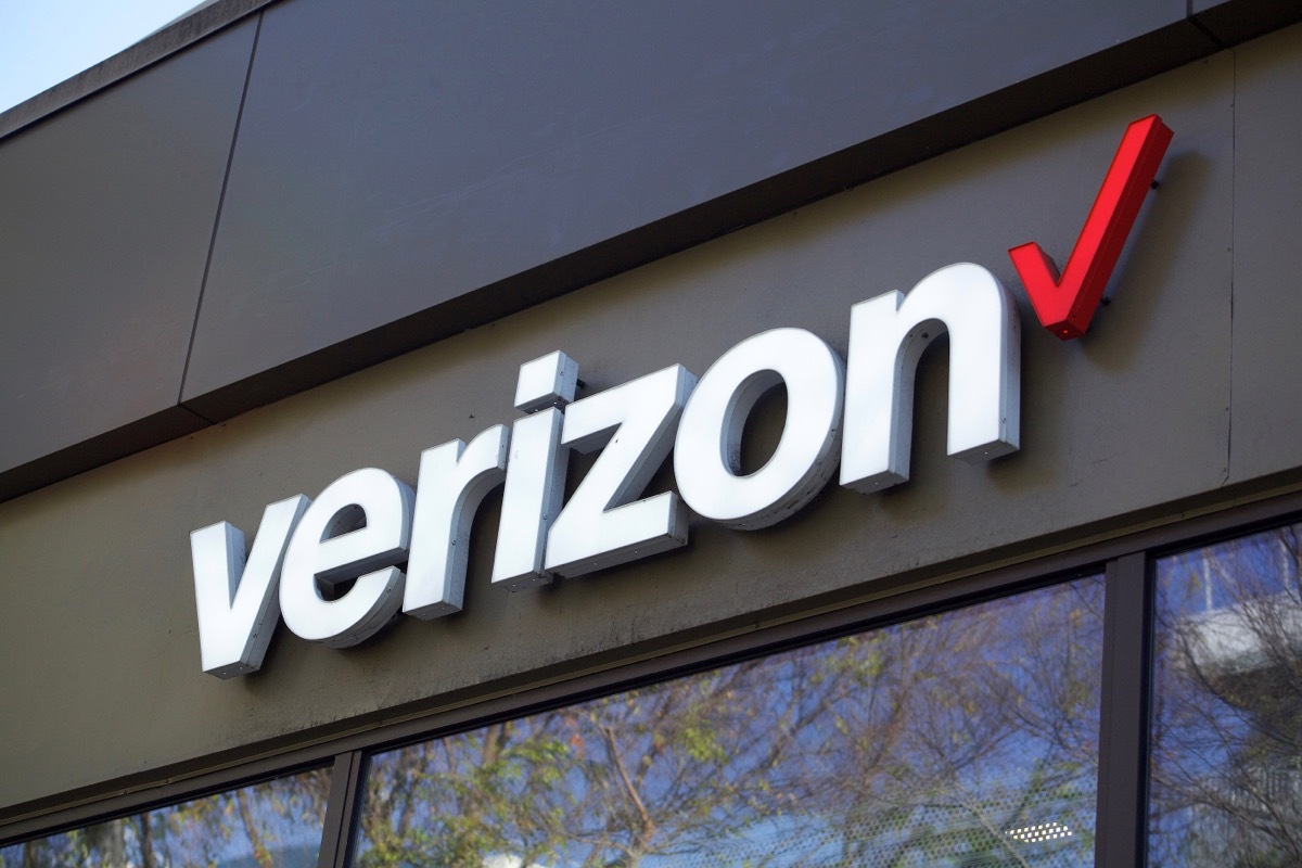 verizon logo on store