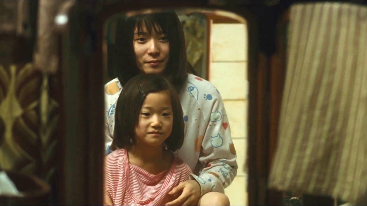 still from shoplifters