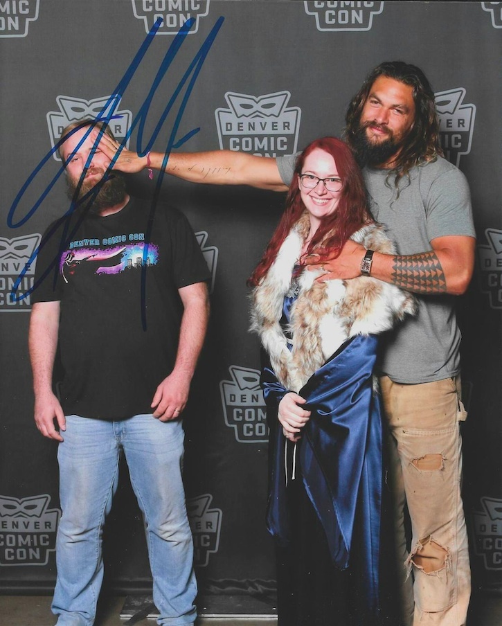 fan asks for photo alone with momoa, husband says no, resulting in this viral image.