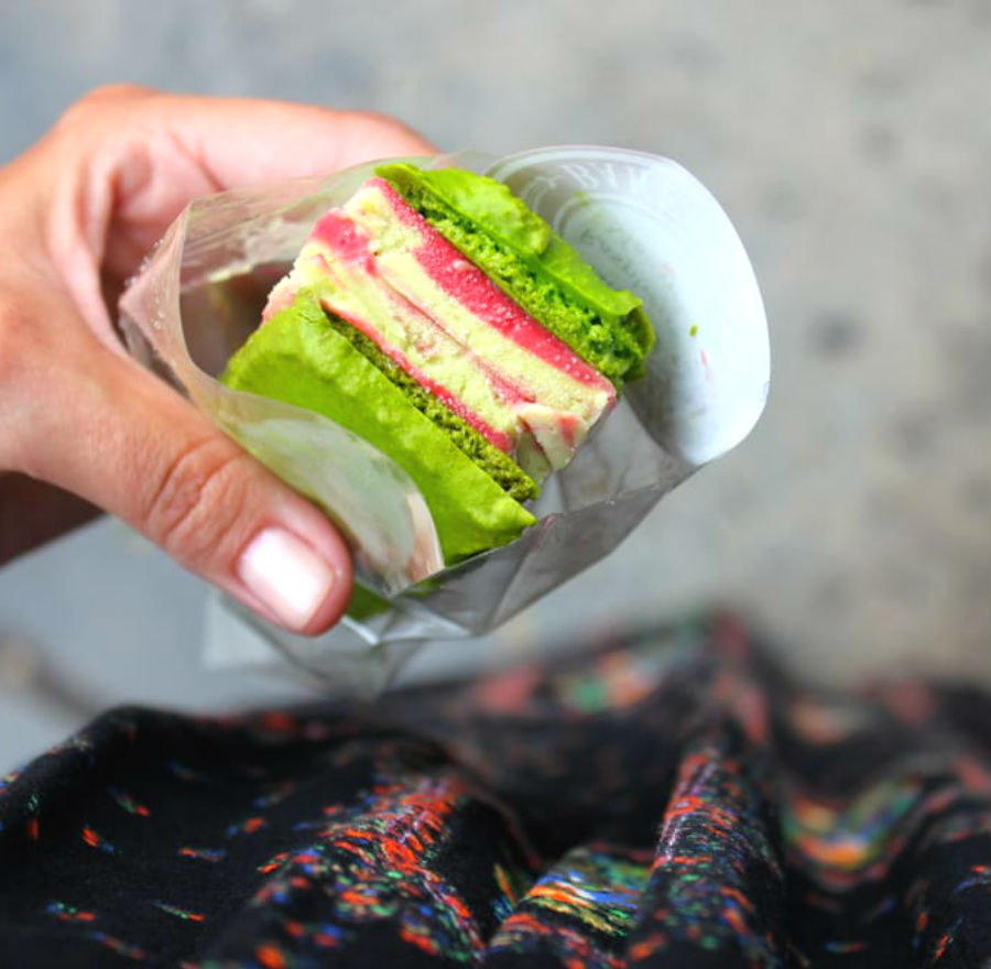 macaron-ice-cream-sandwiches-the-newest-dessert-trend-and-we-are-all-for-it-08