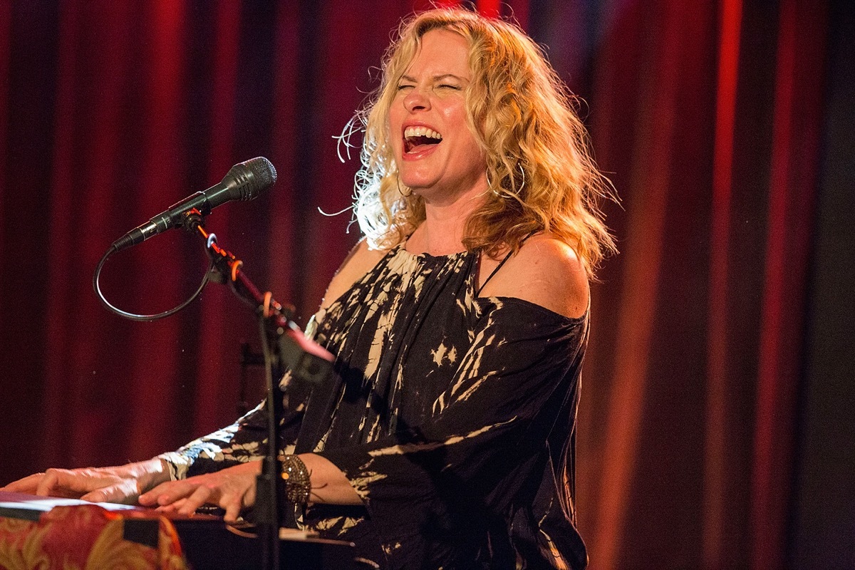 Vonda Shepard performing in 2015