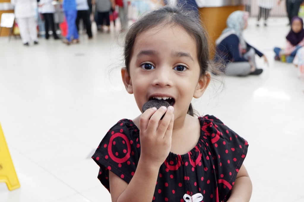 kid eating oreos, middle child