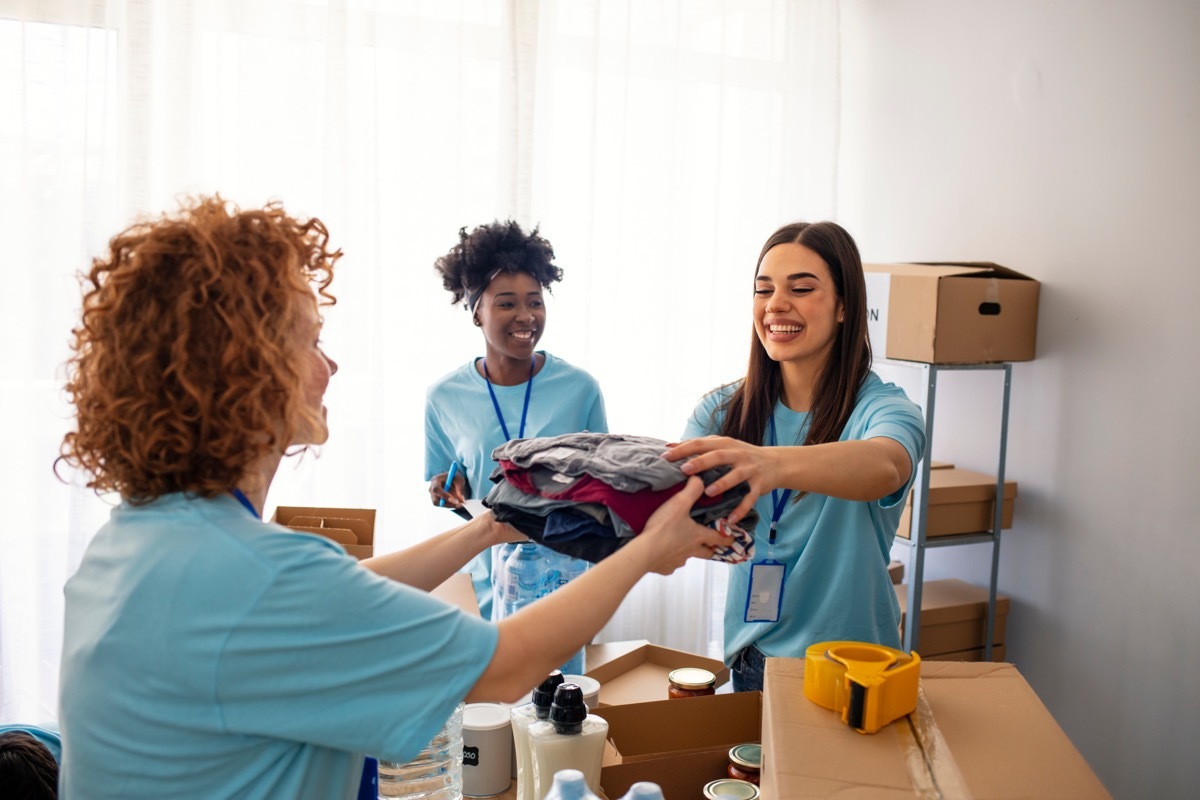 women volunteering