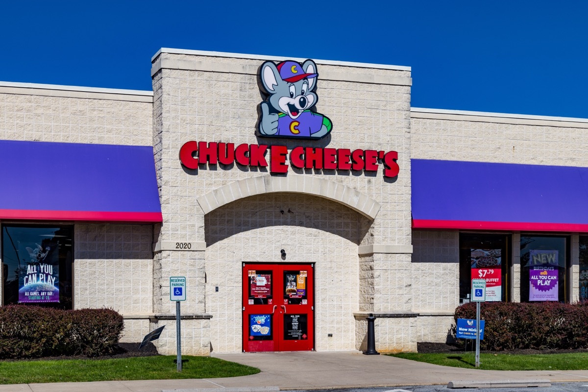 chuck e cheese exterior