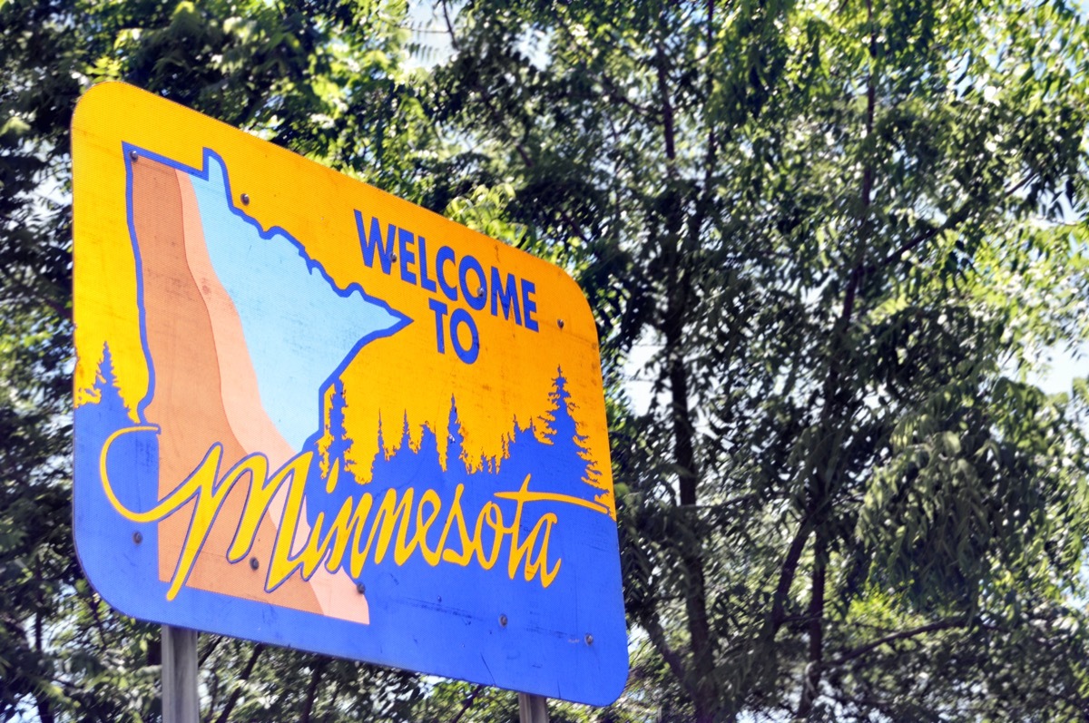 minnesota state welcome sign