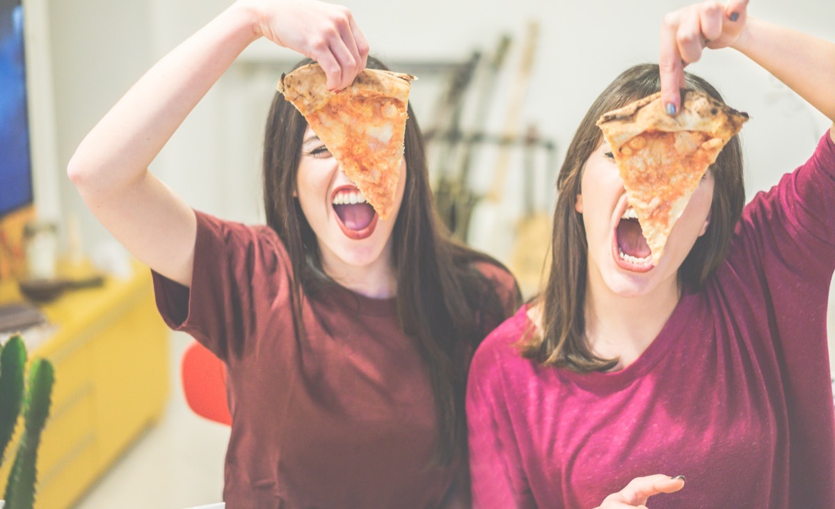 friends eating pizza together things women do with their friends