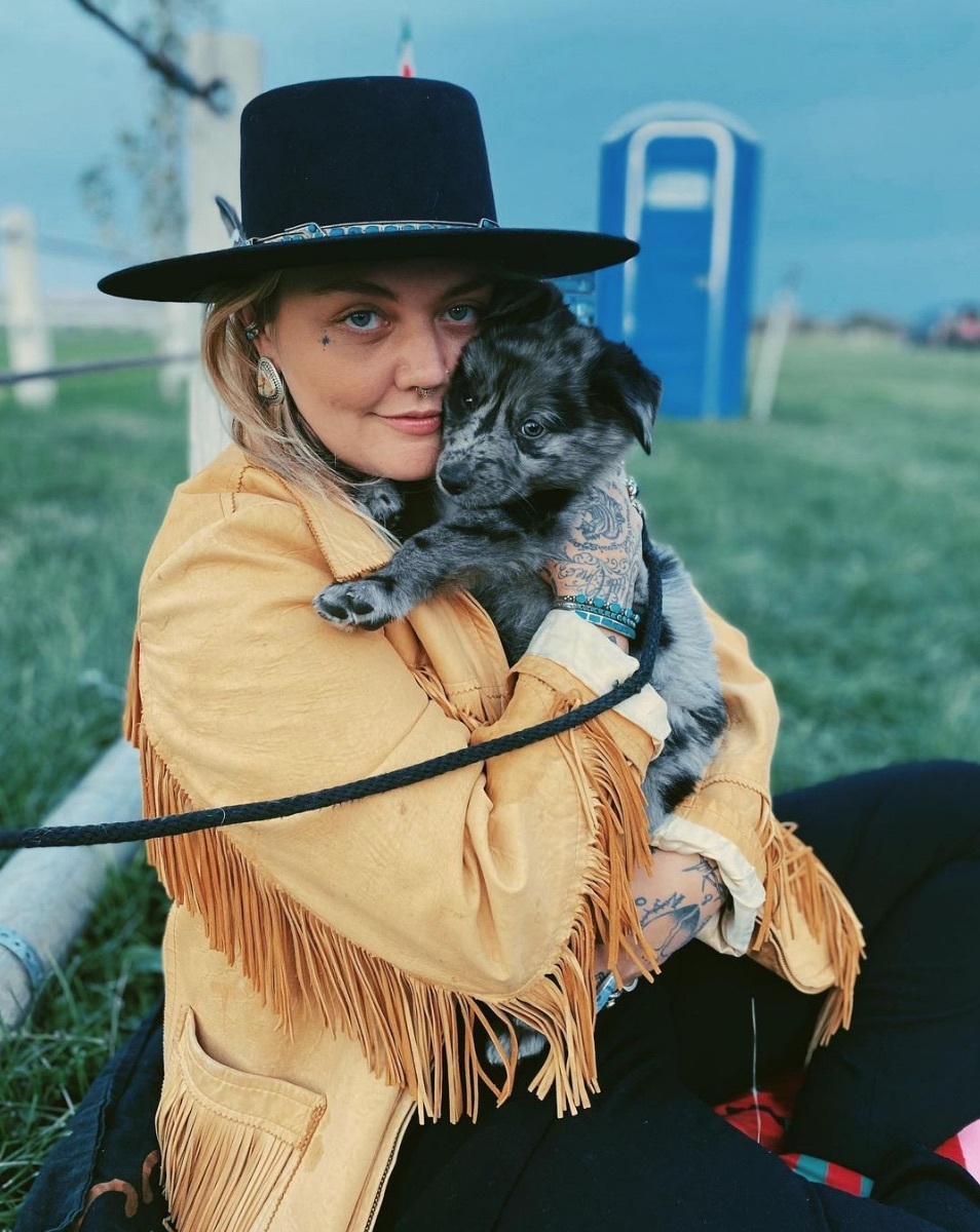 elle king and dog